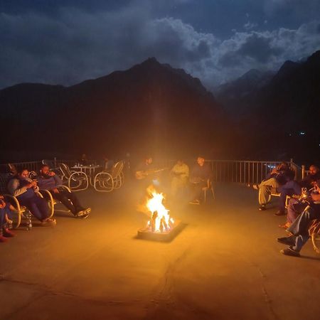 Готель Hunza Lounge Karimabad  Екстер'єр фото