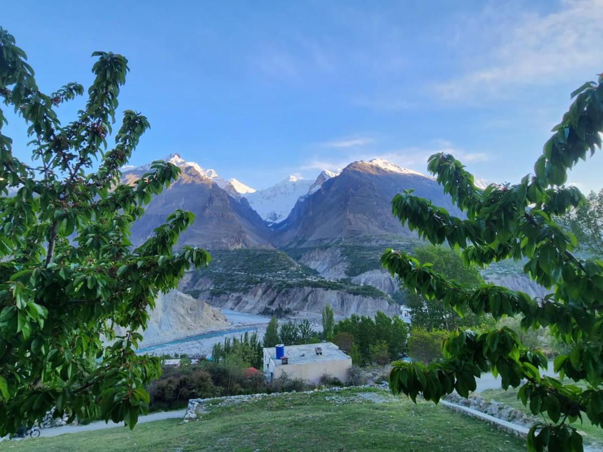 Готель Hunza Lounge Karimabad  Екстер'єр фото