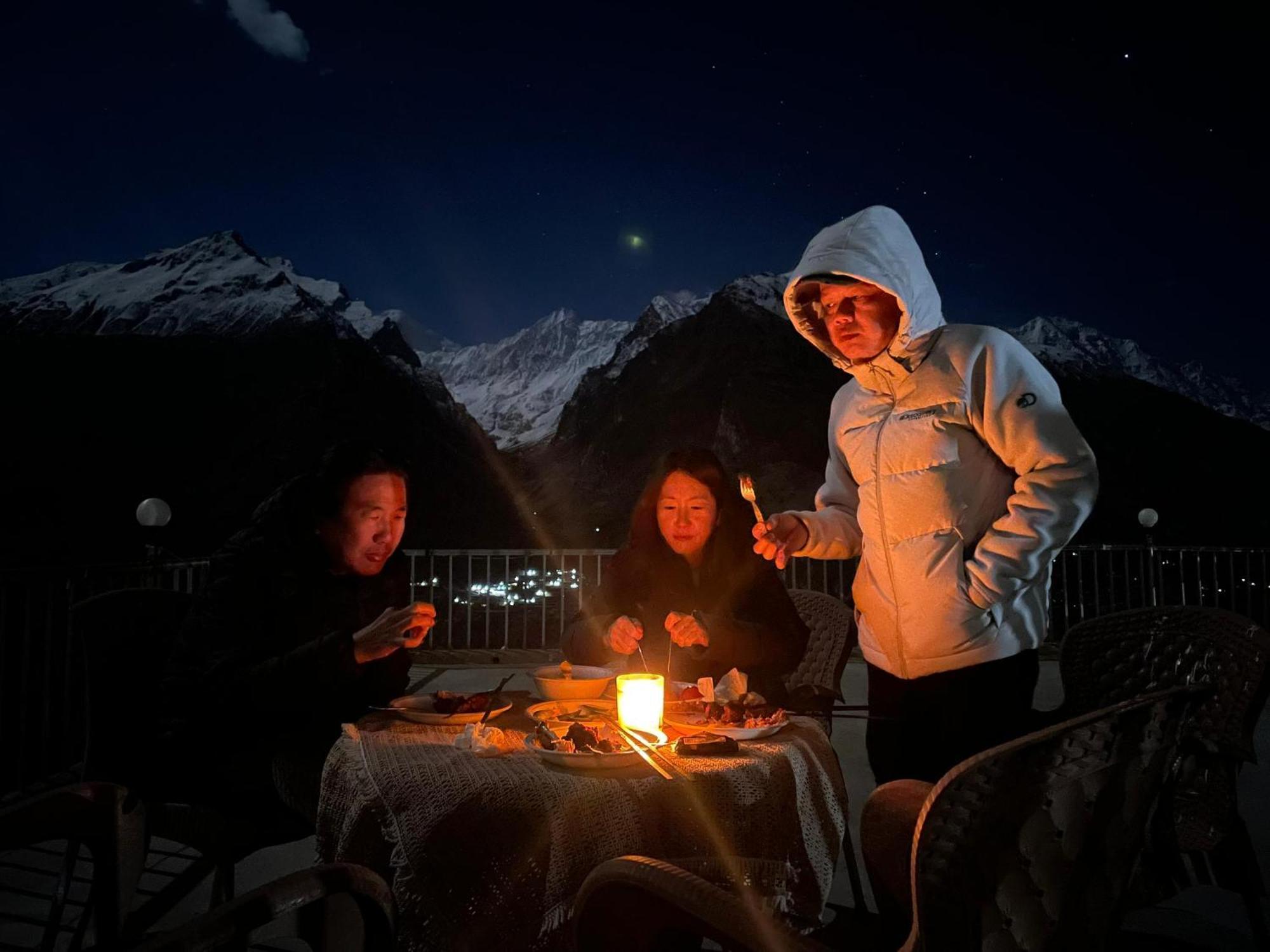 Готель Hunza Lounge Karimabad  Екстер'єр фото