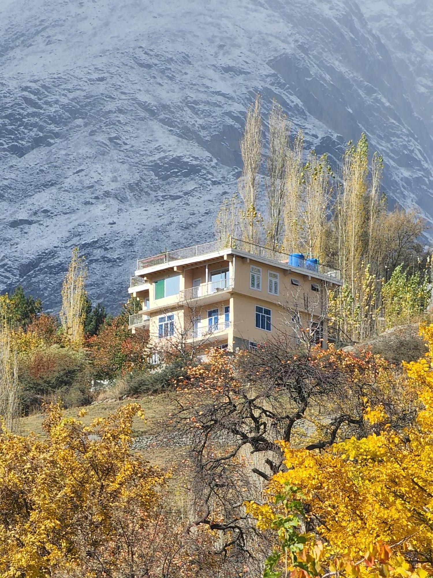 Готель Hunza Lounge Karimabad  Екстер'єр фото