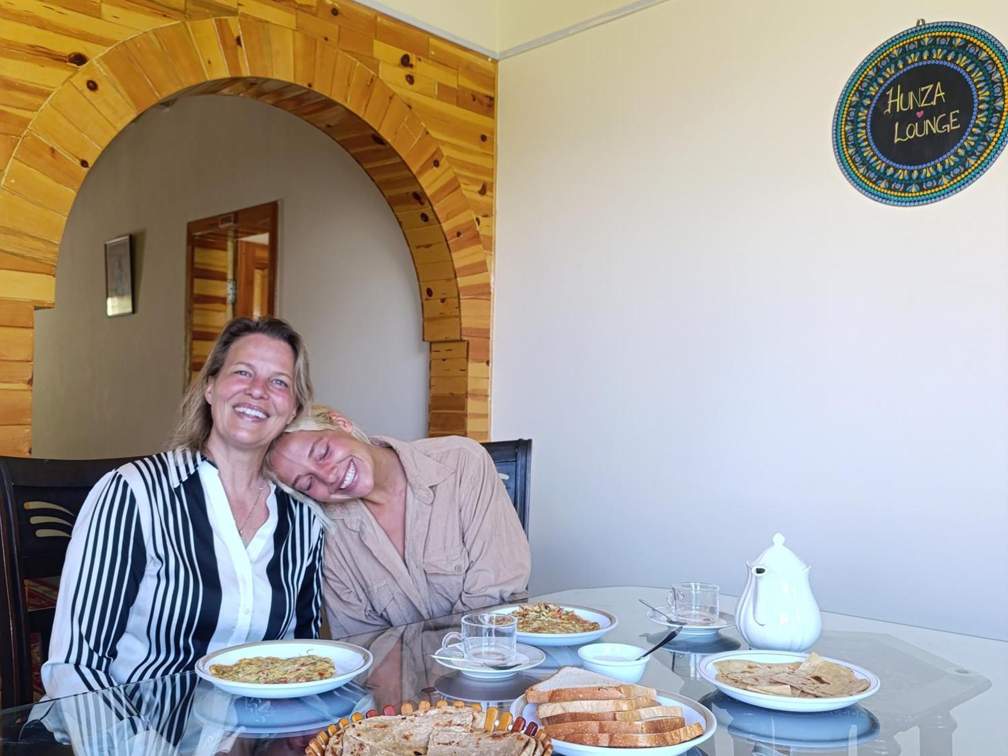 Готель Hunza Lounge Karimabad  Екстер'єр фото