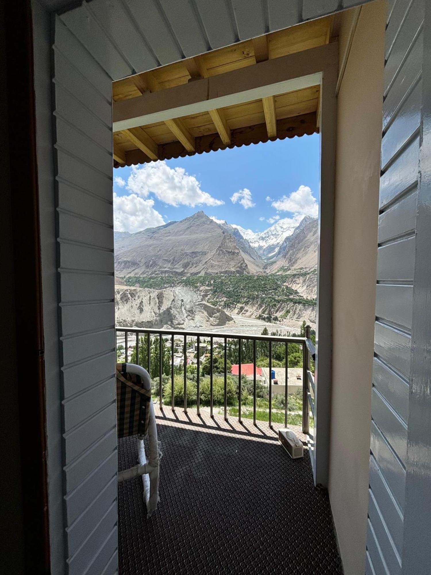 Готель Hunza Lounge Karimabad  Екстер'єр фото