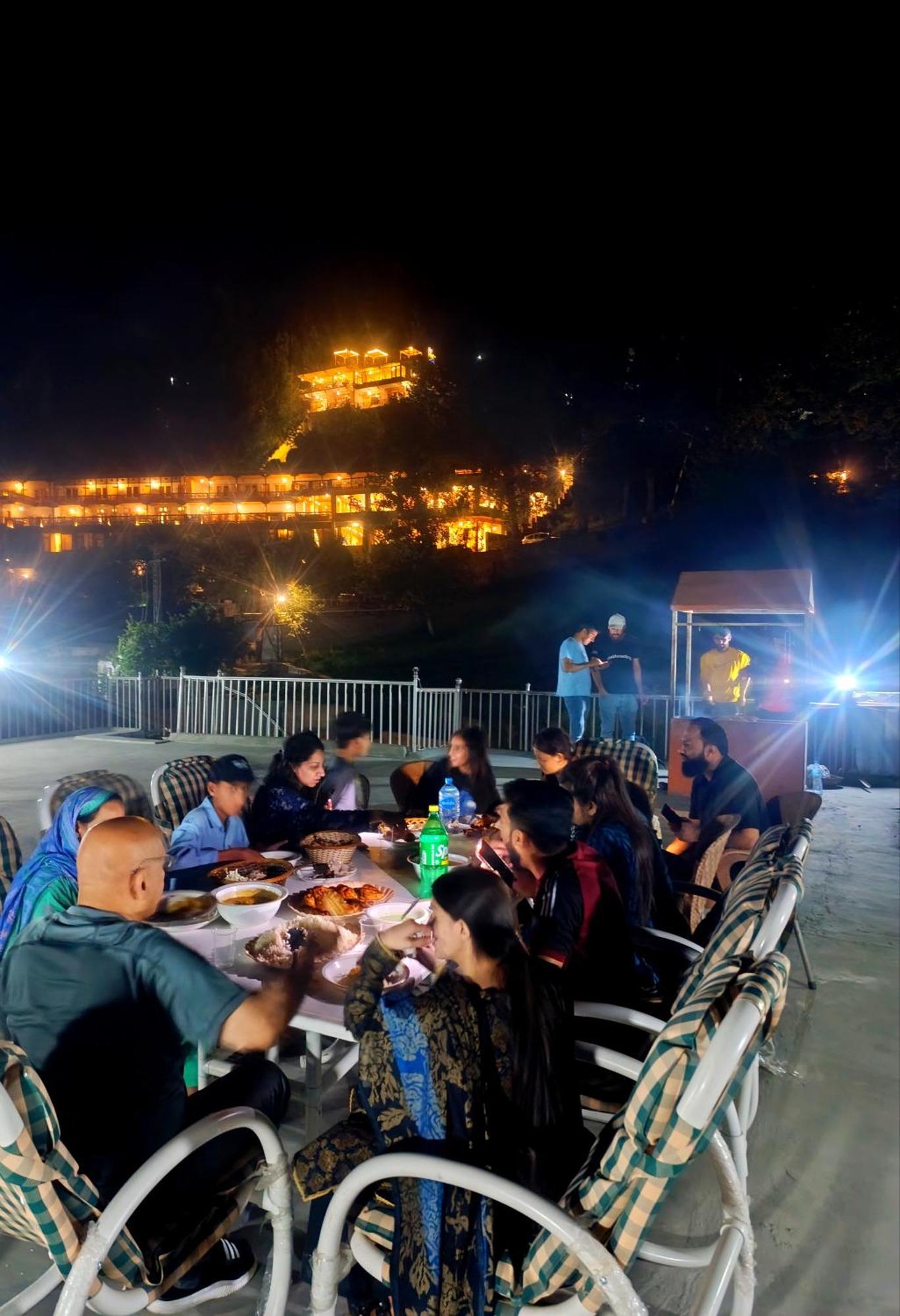 Готель Hunza Lounge Karimabad  Екстер'єр фото