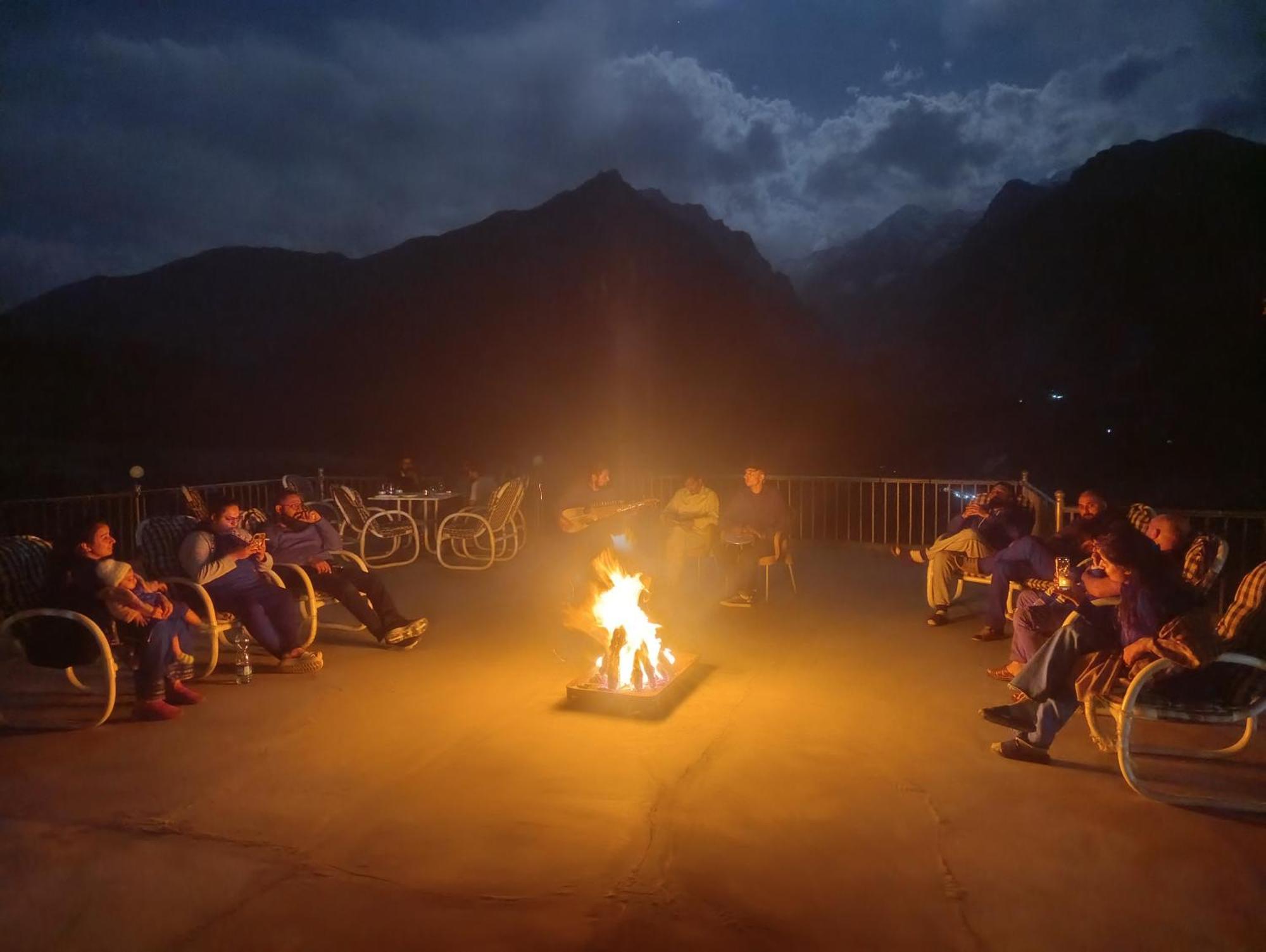 Готель Hunza Lounge Karimabad  Екстер'єр фото
