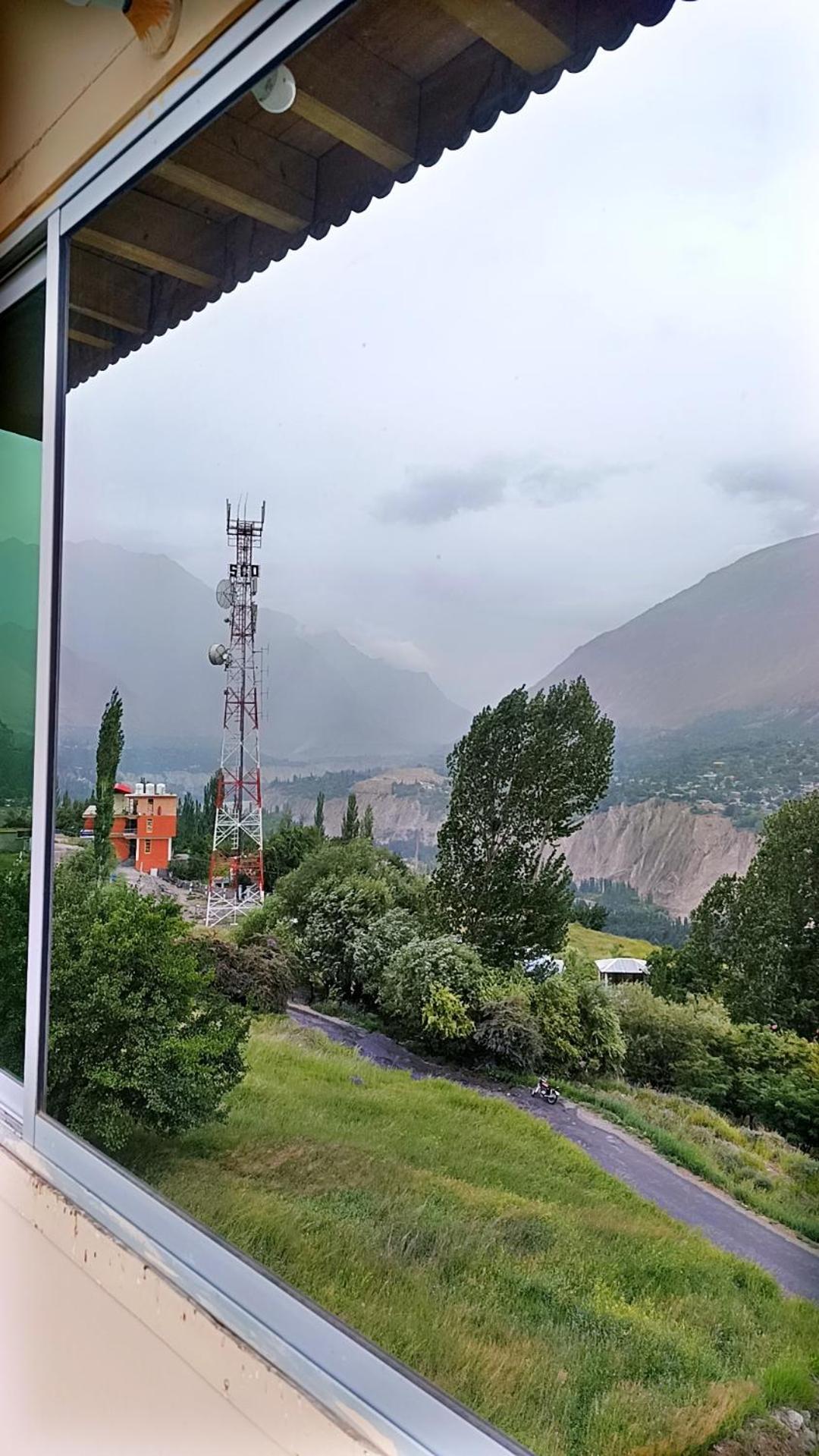 Готель Hunza Lounge Karimabad  Екстер'єр фото