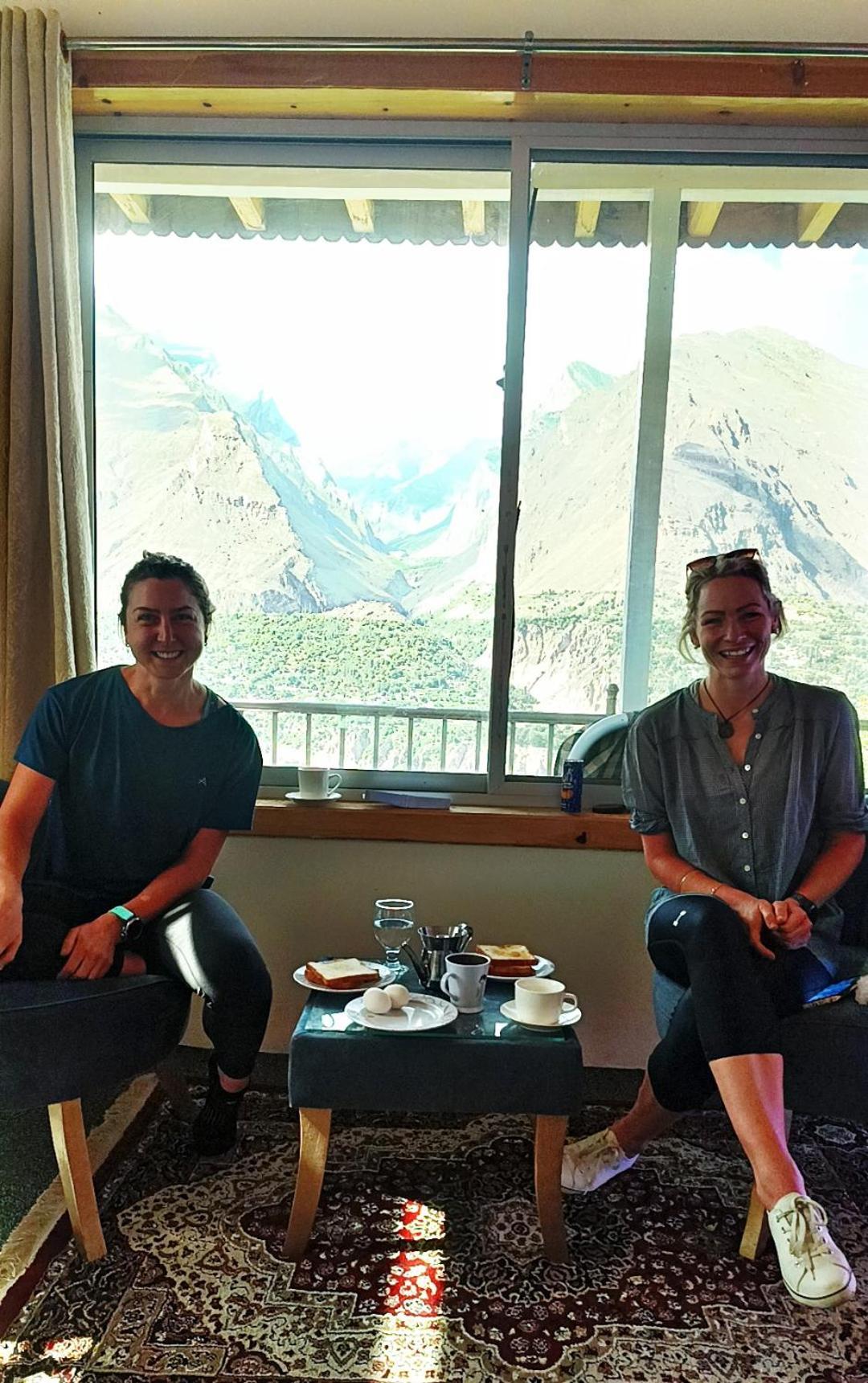 Готель Hunza Lounge Karimabad  Екстер'єр фото